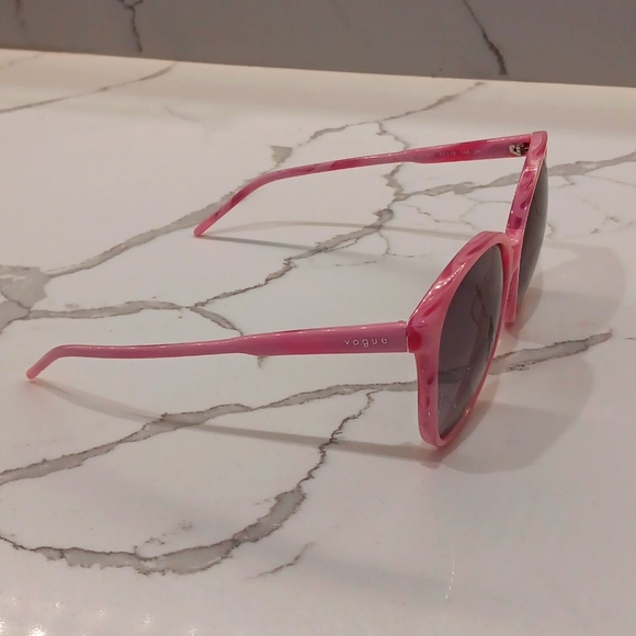 Women's vogue - Picture 3 of 3